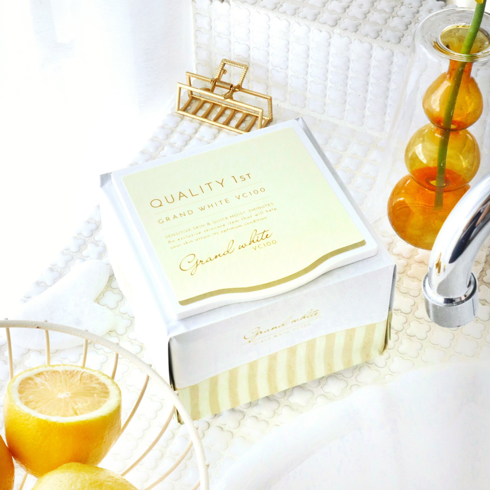 Тканевая отбеливающая экспресс-маска для лица с витамином С Кволити Фест Гранд Вайт ВиСи100, выравнивающая цвет кожи, Quality First Grand White VC100.