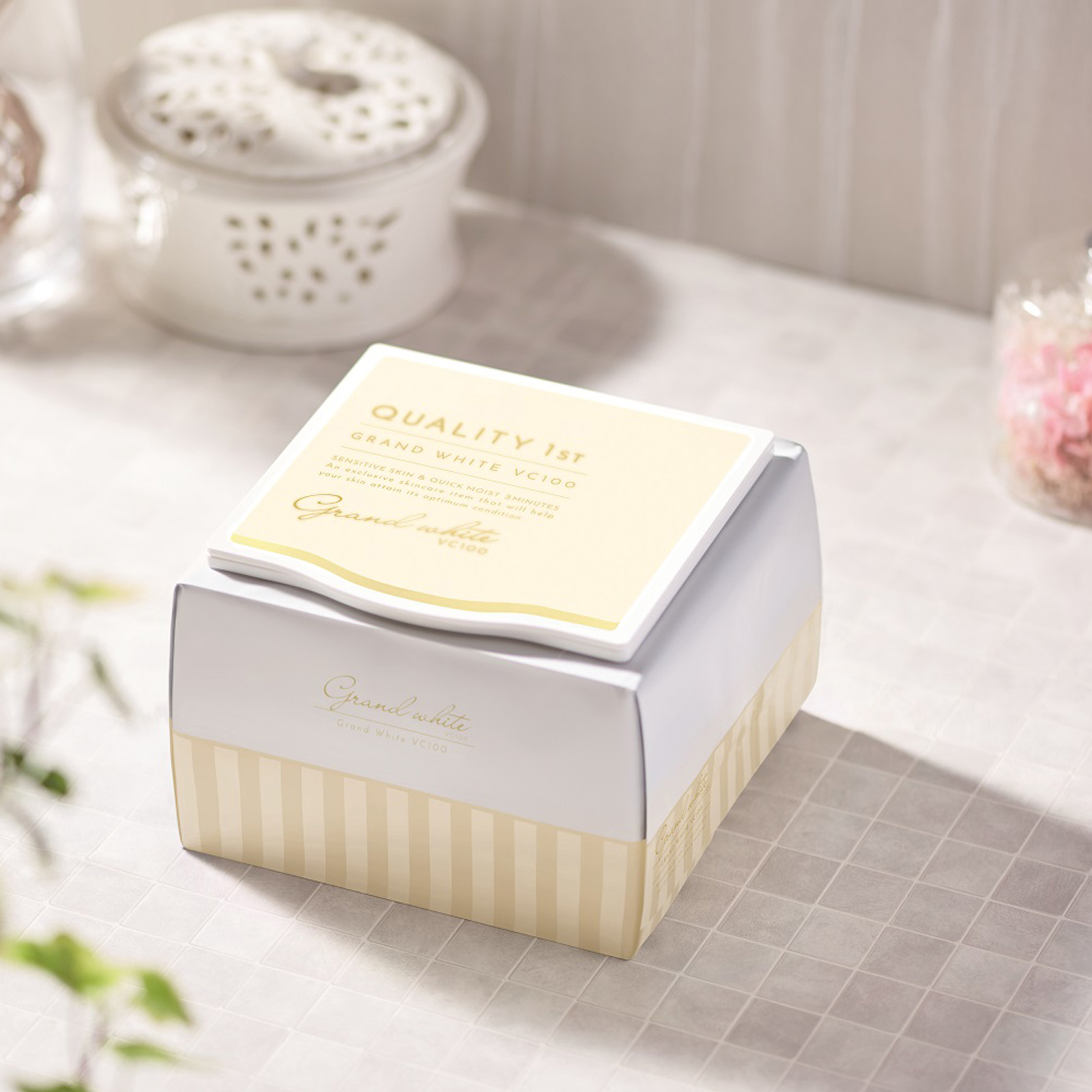 Тканевая отбеливающая экспресс-маска для лица с витамином С Кволити Фест Гранд Вайт ВиСи100, выравнивающая цвет кожи, Quality First Grand White VC100.