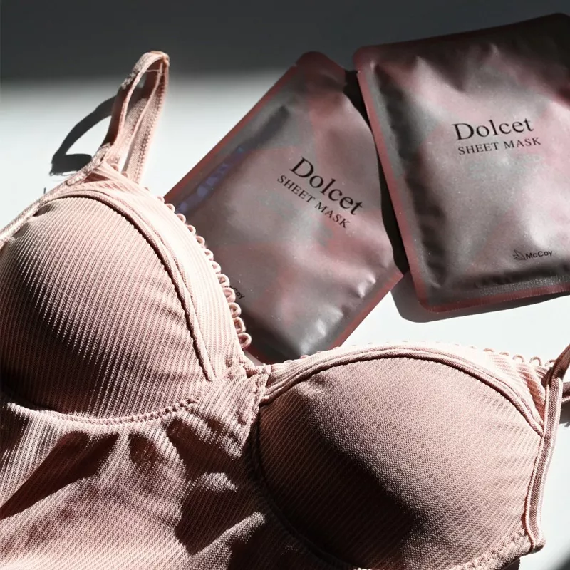 Тканевая маска для увлажнения и упругости кожи груди Дольсет МакКой, 4 саше х 2 шт.  McCoy Dolcet Sheet Mask.